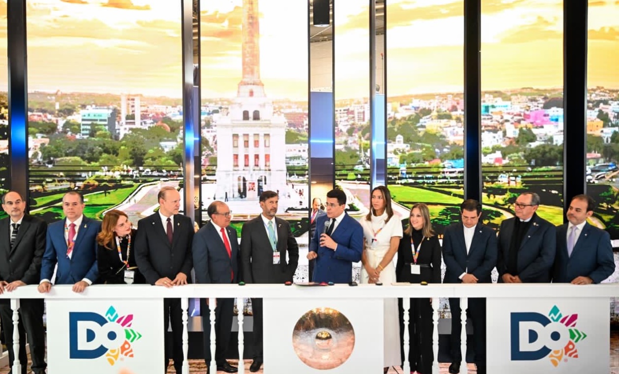 El alcalde de Santiago de los Caballeros, Ulises Rodríguez, proyecta la ciudad al mundo en FITUR 2026