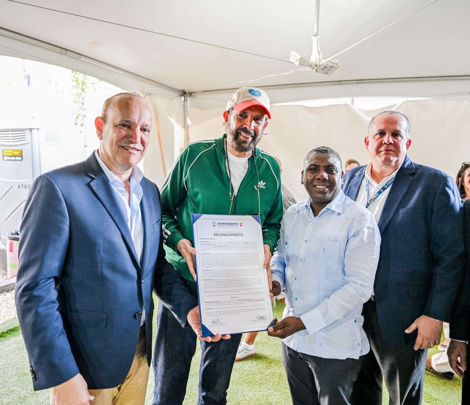 Ayuntamiento de Santiago declara a Juan Luis Guerra “Visitante Distinguido”