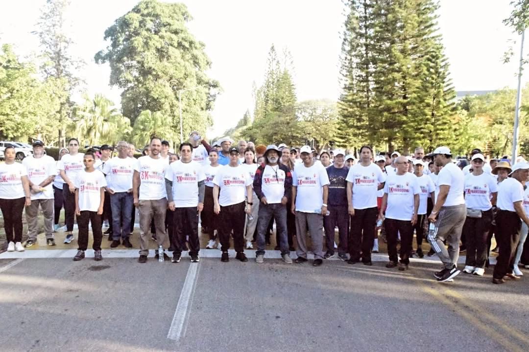 Arquidiócesis de Santiago realiza exitosa caminata 3K parroquial a beneficio de Radio Amistad.