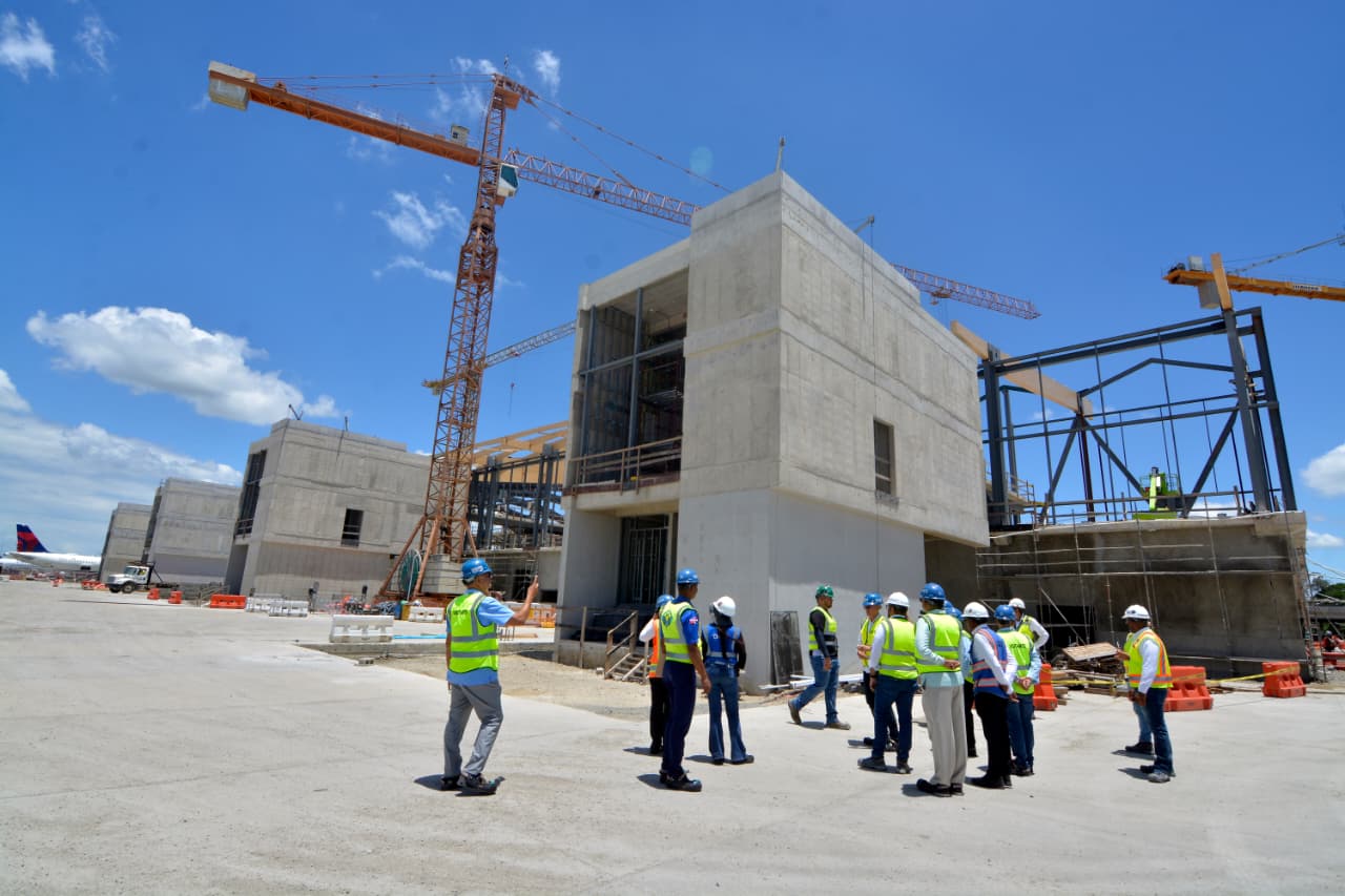 Aeropuerto Internacional del Cibao presenta avances de la nueva terminal en encuentro con la prensa