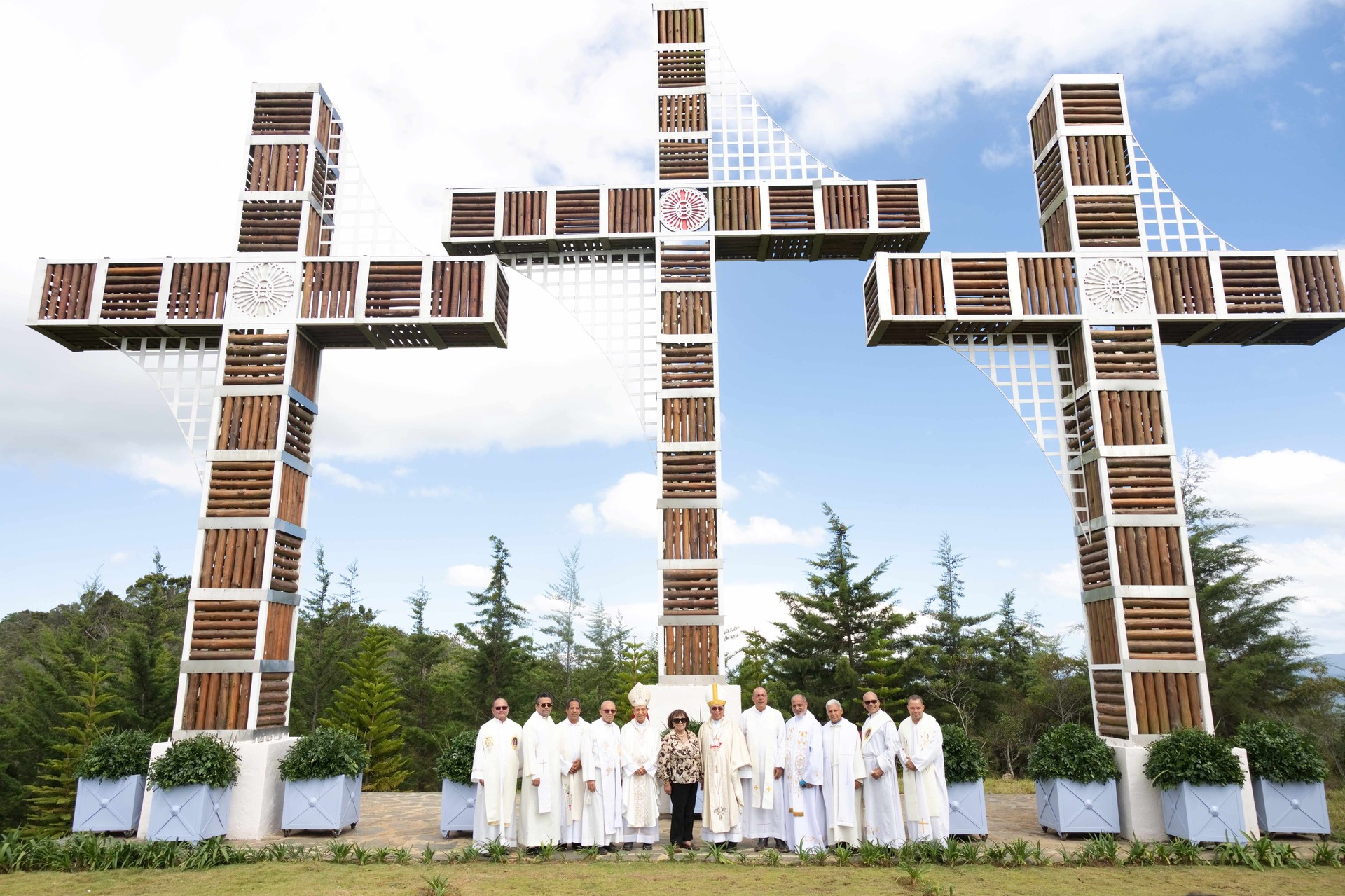 Santuario de Las Tres Cruces, Camino del Cerro, un legado de fe y conservación en el Cerro Angola, Mata Grande.