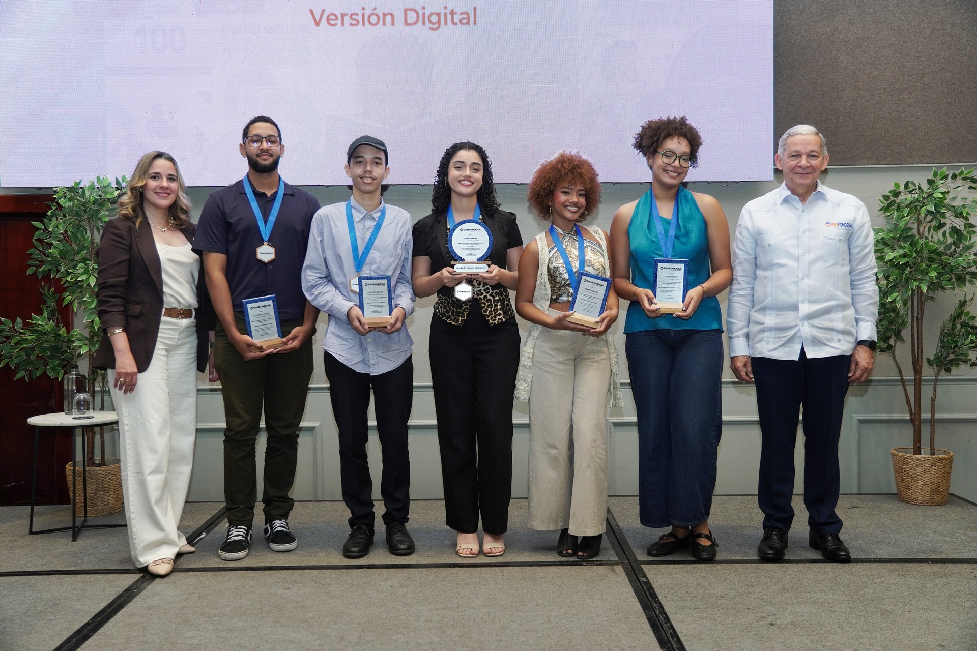 BANFONDESA reconoce el talento joven y premia a los ganadores del concurso de diseño gráfico versión digital del libro “Cómo educar hijos felices y responsables: 100 consejos para padres”