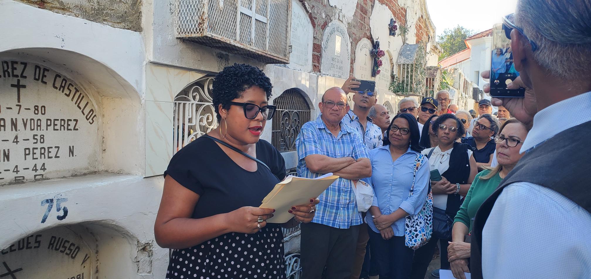 El Sendero de los Poetas rescata la memoria literaria de Santiago en su cementerio histórico.