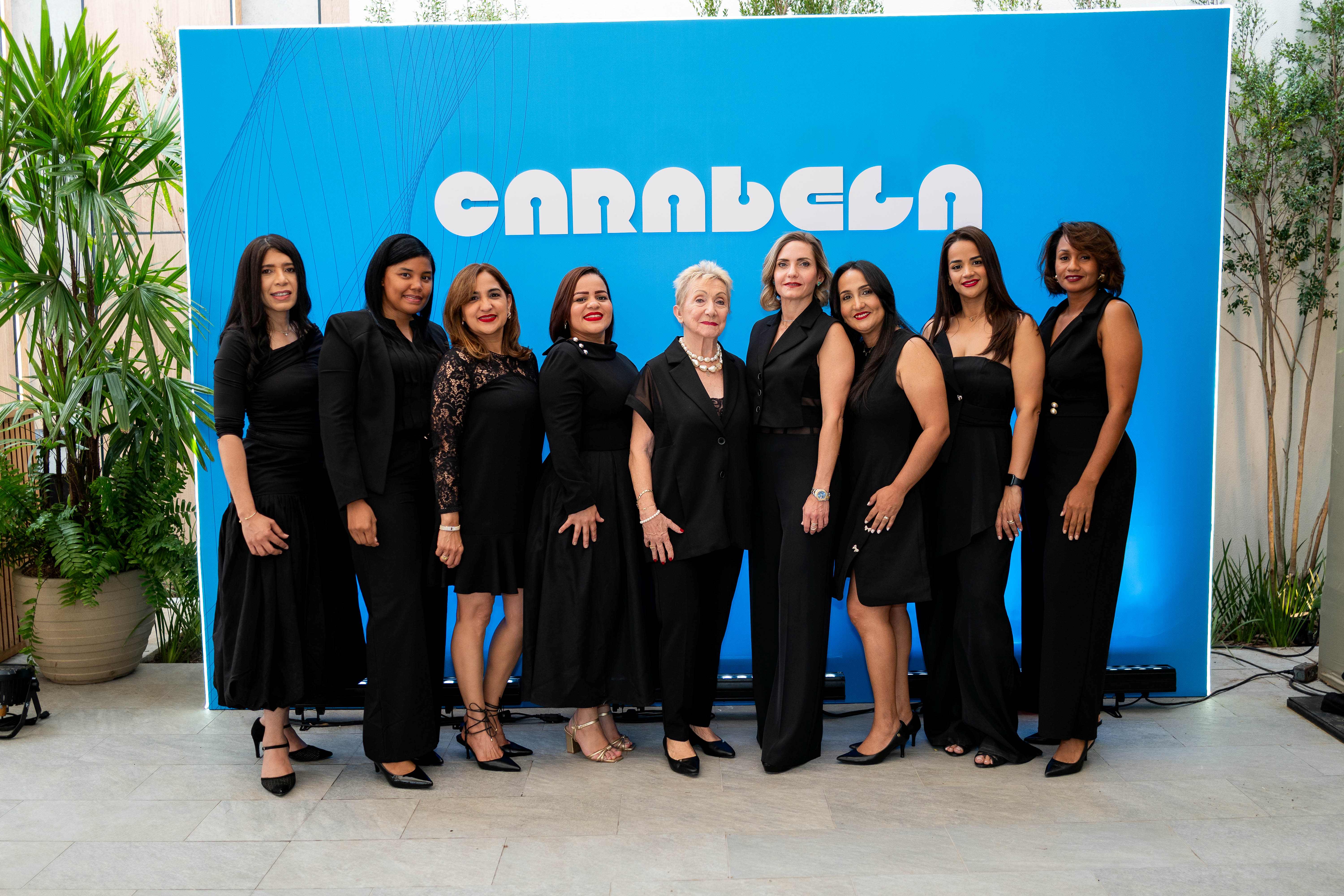 Mariella Arceboni y Gelsomina Holguín junto a equipo de Sanrtiago