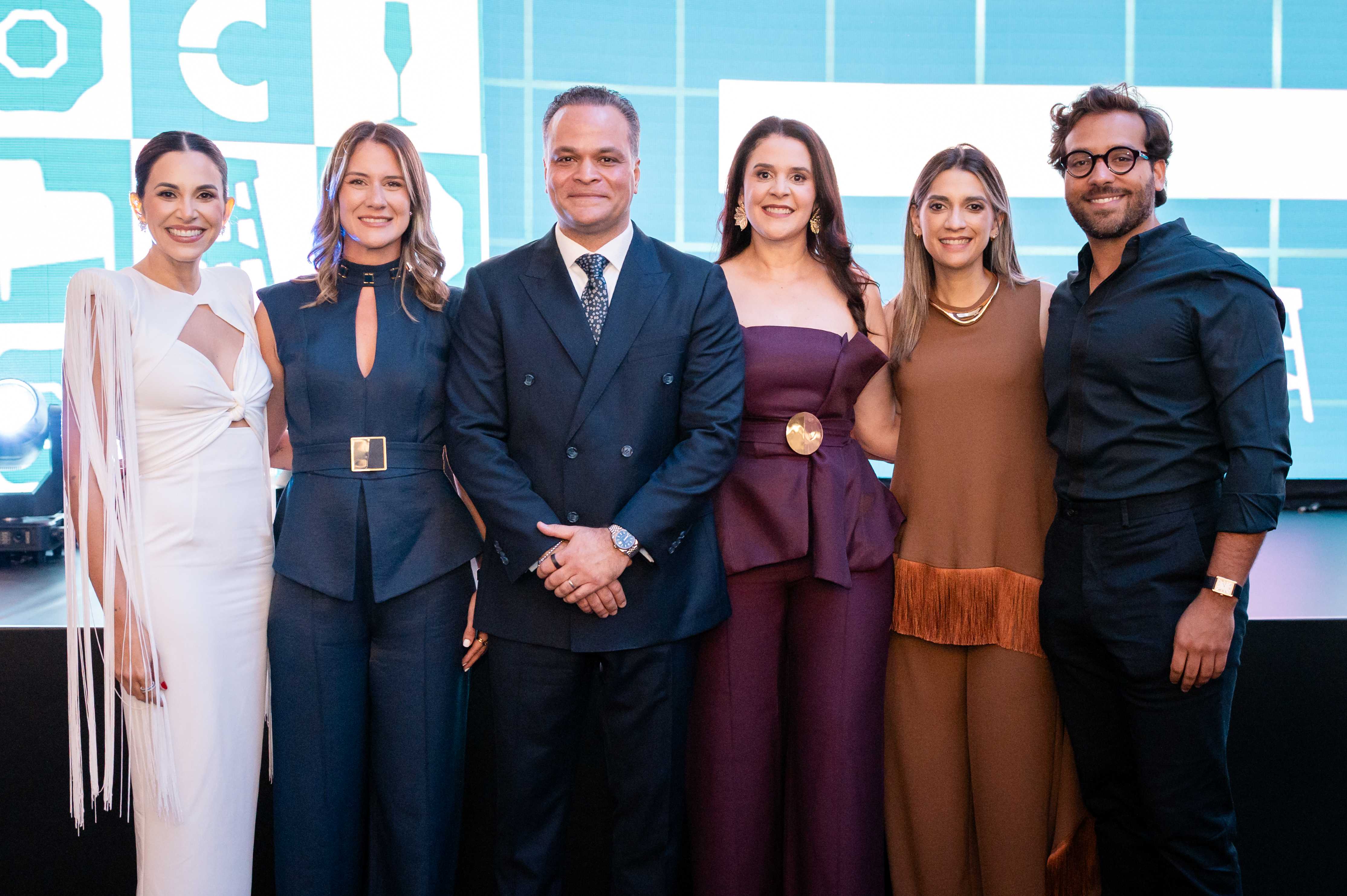 Pamela Sued, Laura Rivas, Raúl García, Lina Tió, Sara Tió y Erick Rivas