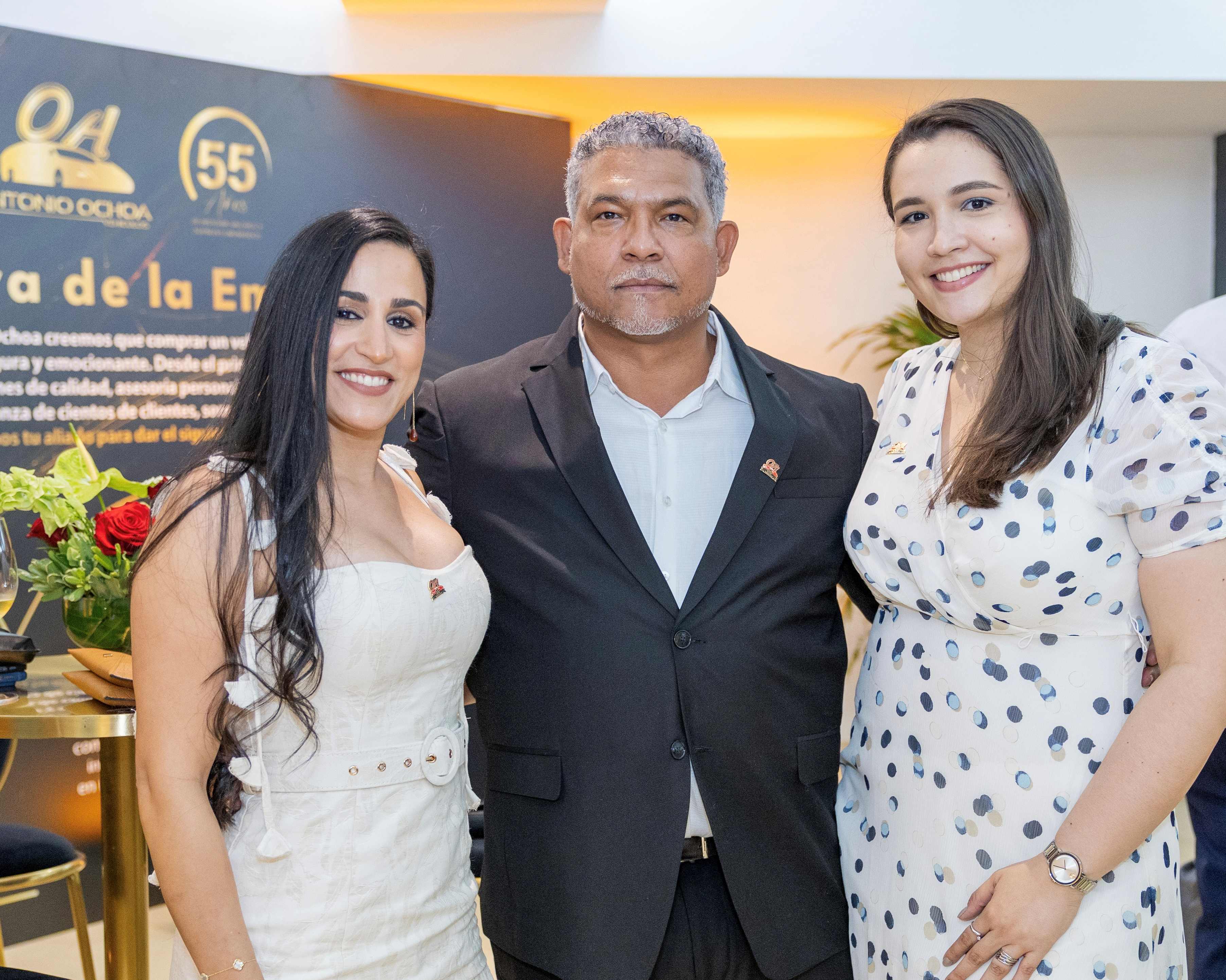 Liliana de Ochoa, Santiago Ochoa y Antonela Ochoa