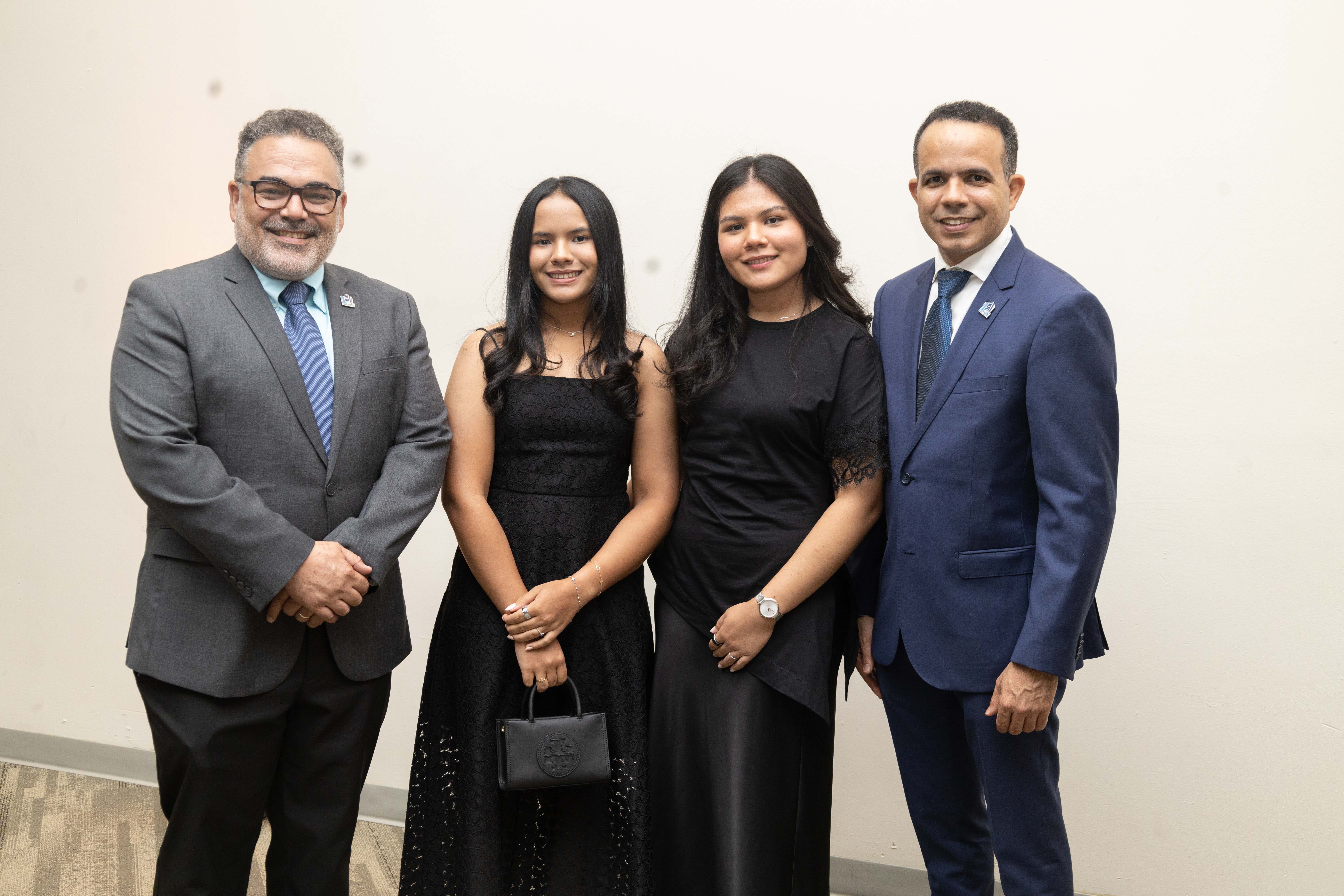 Olivier Flambert, Karen Rodríguez, Kiara Rodríguez y Sandy Rodríguez.