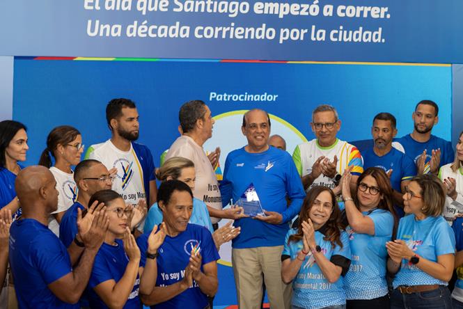 Luis Nuńez recibe reconocimiento de maratonistas,por los 10 años de la carrera.