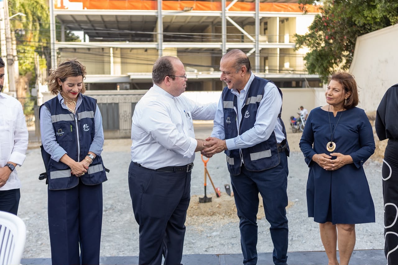 Elsa Laura Jiménez, Padro Carloa Santana , saluda a Luis Campos y Victoria Lora