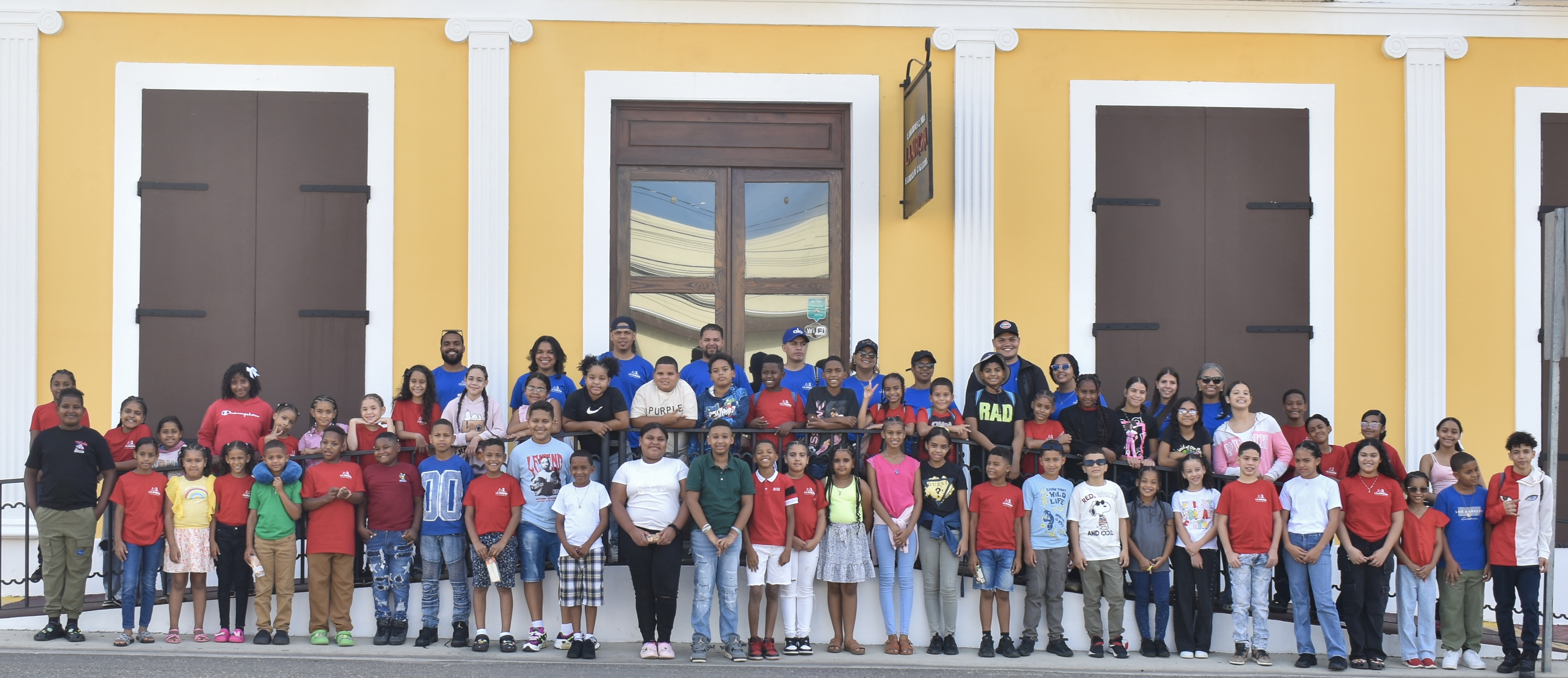 Niños y niñas recorren instalaciones de la Aurora