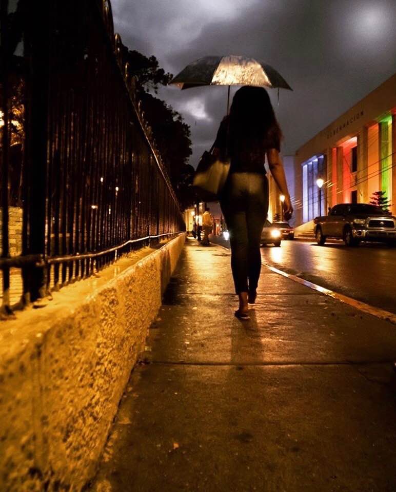 Mujer caminando por la calle Del Sol, frente al parque Duarte, enero 2020